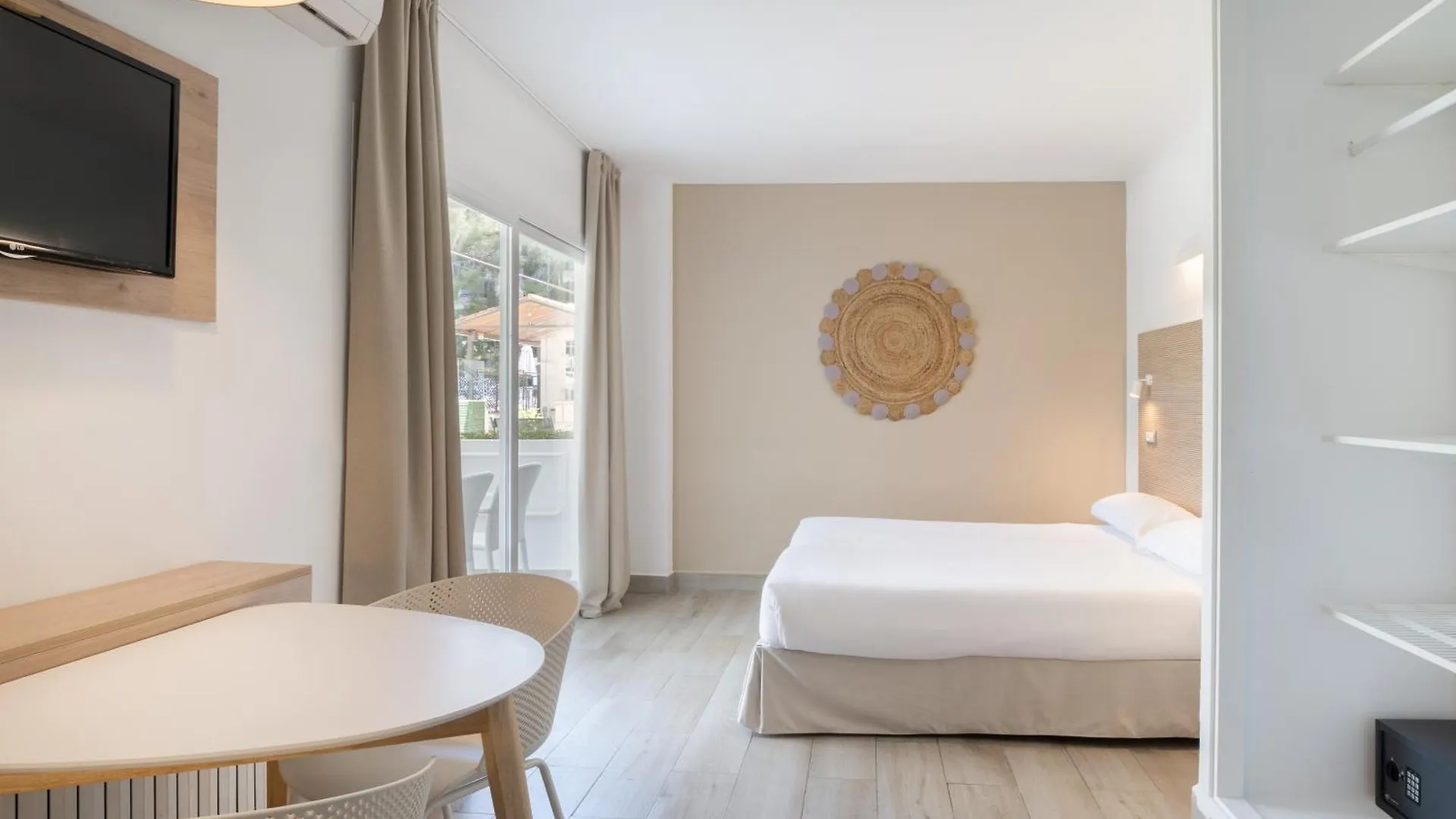 Апарт-отель Sol Lunamar Palmanova Apartamentos - Adults Only